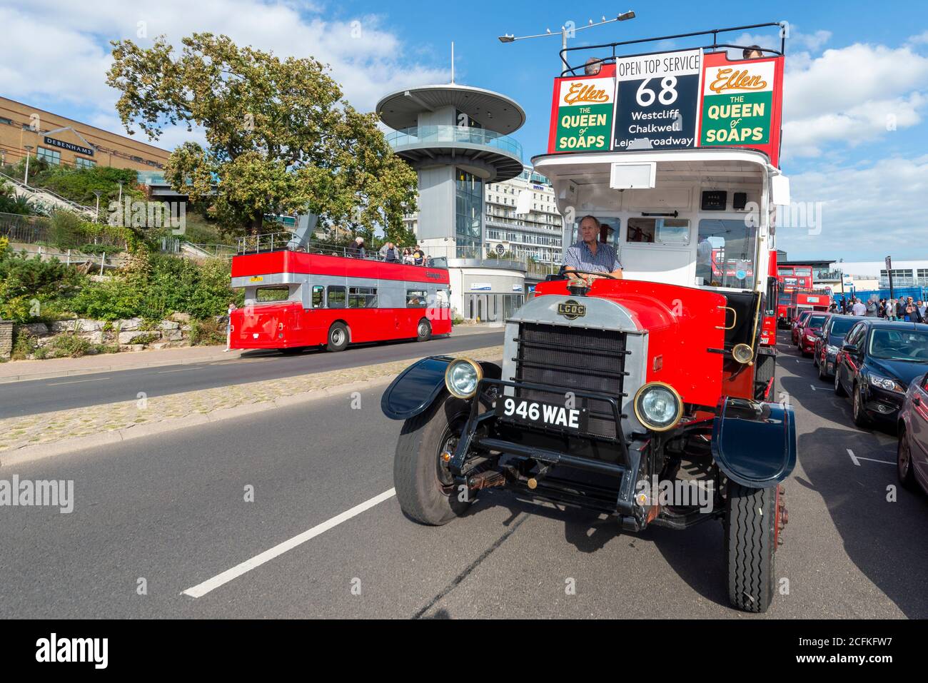 Southend on Sea, Essex, Royaume-Uni. 6 septembre 2020. La compagnie d'autobus Ensignbus a assuré un service d'autobus à toit ouvert régulier de Leigh on Sea à Southend Pier tout au long de l'été, comme la route 68 et appelé le service de bord de mer. À la fin de la saison, l'entreprise a aujourd'hui dirigé un « Extravaganza 68 » et utilisé un certain nombre de véhicules spéciaux sur l'itinéraire, tels qu'une réplique de 1913 B-type (photo), 1971 Daimler Fleetline, un ancien bus touristique de Londres 1984 MCW Metroliner, et des bus « invités » Banque D'Images