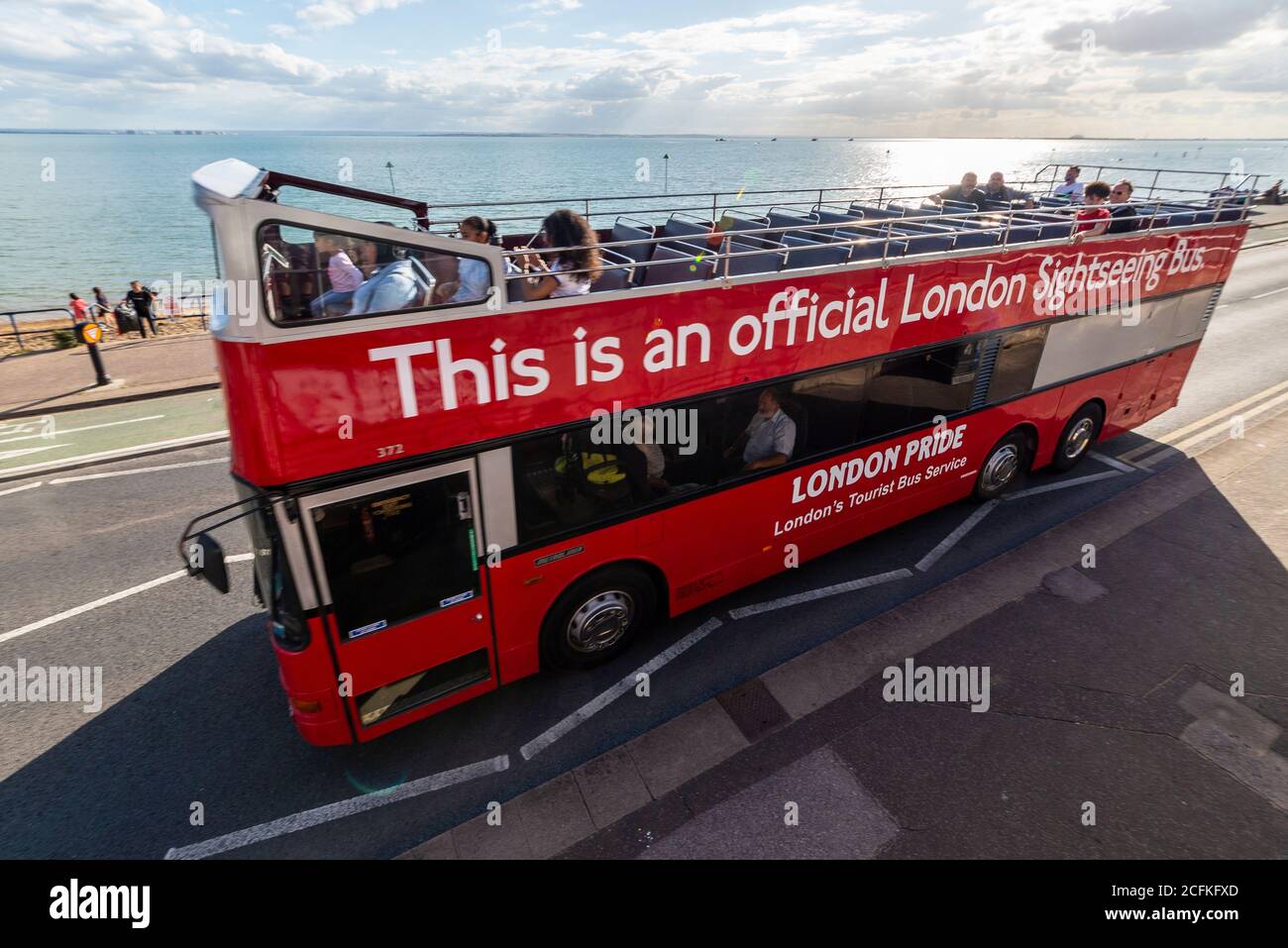 Southend on Sea, Essex, Royaume-Uni. 6 septembre 2020. La compagnie d'autobus Ensignbus a assuré un service d'autobus à toit ouvert régulier de Leigh on Sea à Southend Pier tout au long de l'été, comme la route 68 et appelé le service de bord de mer. À la fin de la saison, l'entreprise a aujourd'hui dirigé un « Extravaganza 68 » et utilisé un certain nombre de véhicules spéciaux sur l'itinéraire, tels qu'une réplique de 1913 B-type, 1971 Daimler Fleetline, un ancien bus touristique de Londres 1984 MCW Metroliner (en photo), et des bus « invités » Banque D'Images