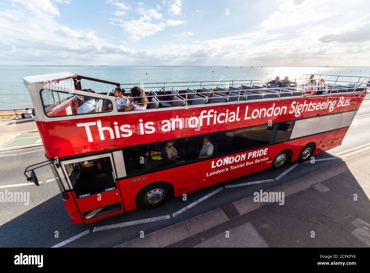Southend on Sea, Essex, Royaume-Uni. 6 septembre 2020. La compagnie d'autobus Ensignbus a assuré un service d'autobus à toit ouvert régulier de Leigh on Sea à Southend Pier tout au long de l'été, comme la route 68 et appelé le service de bord de mer. À la fin de la saison, l'entreprise a aujourd'hui dirigé un « Extravaganza 68 » et utilisé un certain nombre de véhicules spéciaux sur l'itinéraire, tels qu'une réplique de 1913 B-type, 1971 Daimler Fleetline, un ancien bus touristique de Londres 1984 MCW Metroliner (en photo), et des bus « invités » Banque D'Images