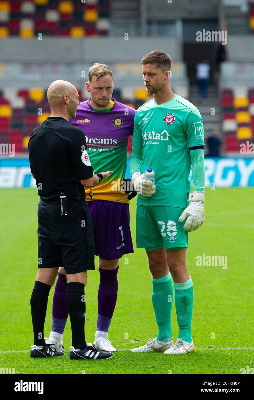 L'arbitre Charles Breakspear discutant avec Ryan Allsop de Wycombe et Luke Daniels de Brentford lors du 1er match rond de la Carabao Cup, à huis clos, entre Brentford et Wycombe Wanderers, au stade communautaire de Brentford, à Brentford, Londres, en Angleterre, le 6 septembre 2020. Photo par Andrew Aleksiejczuk/Prime Media Images. Crédit : Prime Media Images/Alamy Live News Banque D'Images