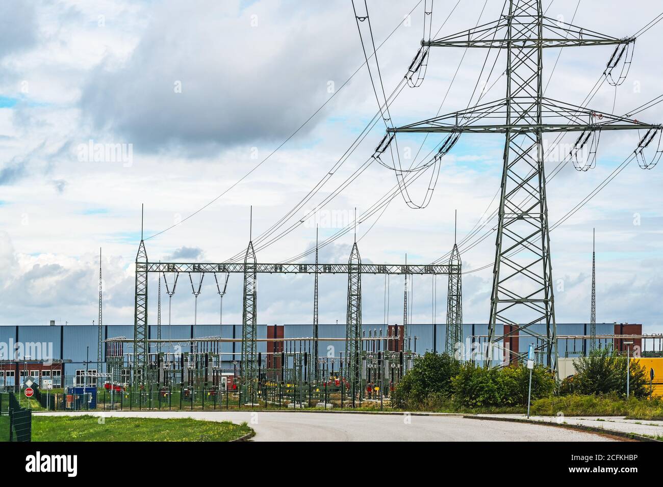 Pylônes d'électricité dans la sous-station du transformateur au stockage provisoire Installation de l'ancienne centrale nucléaire de Lubmin près Greifswald en allemand Banque D'Images