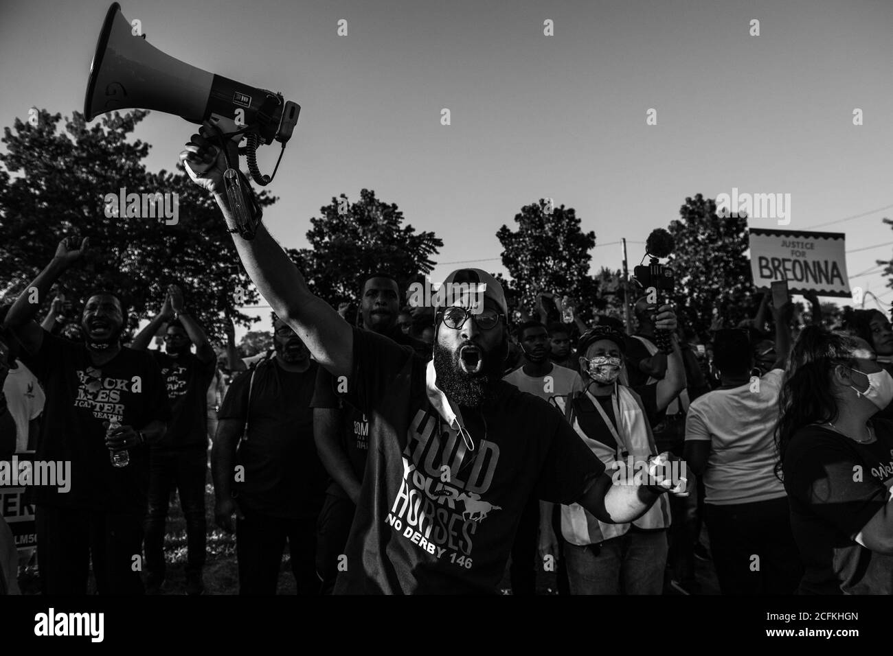 Louisville, États-Unis. Le 05septembre 2020. LOUISVILLE, Kentucky - 5 SEPTEMBRE : les manifestants manifestent à l'extérieur de Churchill Downs dans le cadre du « No Justice, No Derby Protest » le 5 2020 septembre, le jour du Kentucky Derby à Louisville, Kentucky. (Photo de Chris Tuite/ImageSPACE) Credit: Imagespace/Alamy Live News Banque D'Images