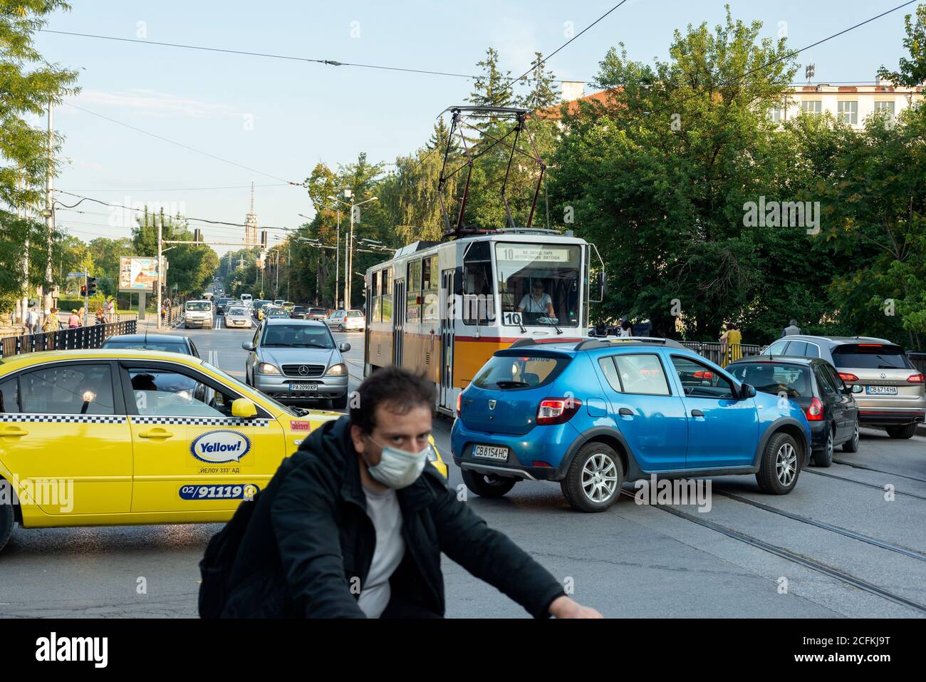 Sofia Bulgarie, occupé, urbain, rue, heure de pointe, trafic automobile, tram, navetteurs, gens, navetter, navetteurs, cyclistes, Europe de l'est, Balkans, UE Banque D'Images