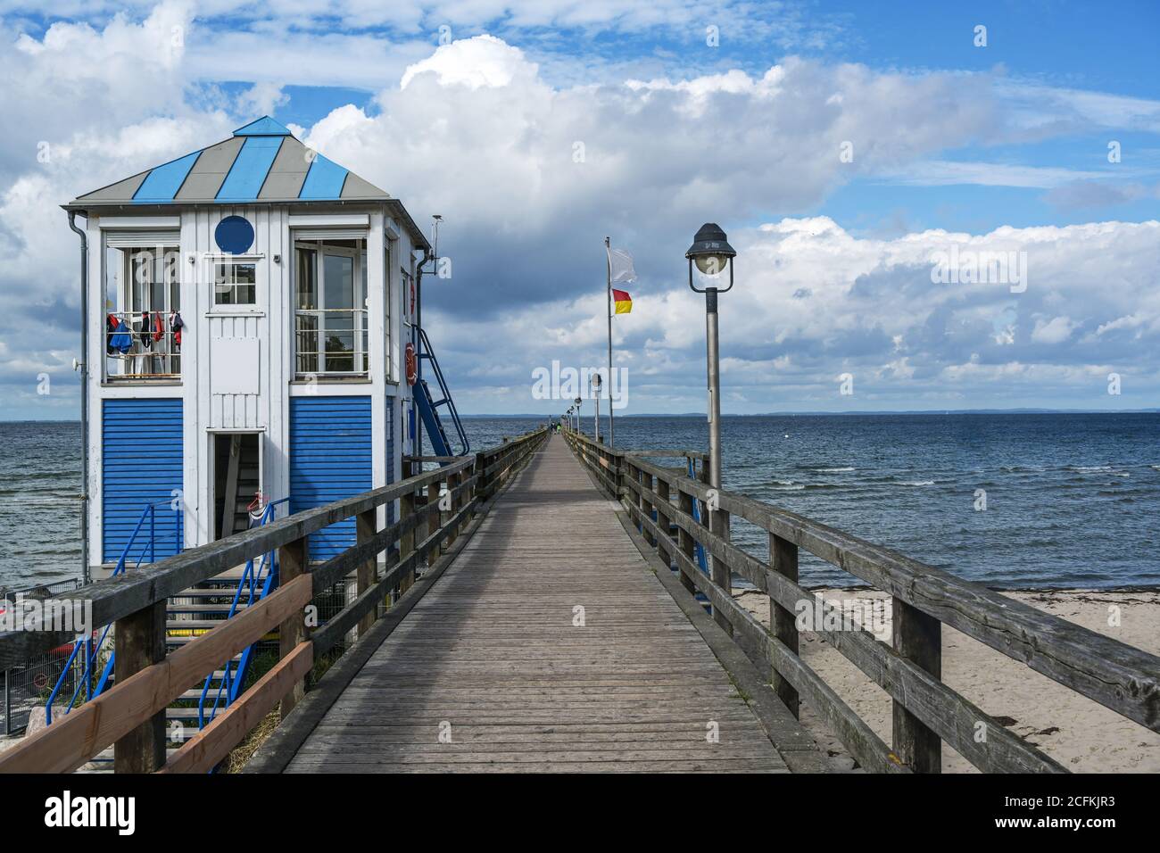 Station de sauveteurs maison au pont de la mer de Lubmin sous un ciel bleu avec des nuages, station touristique de bord de mer pour des vacances à la plage à la mer Baltique à Meckl Banque D'Images