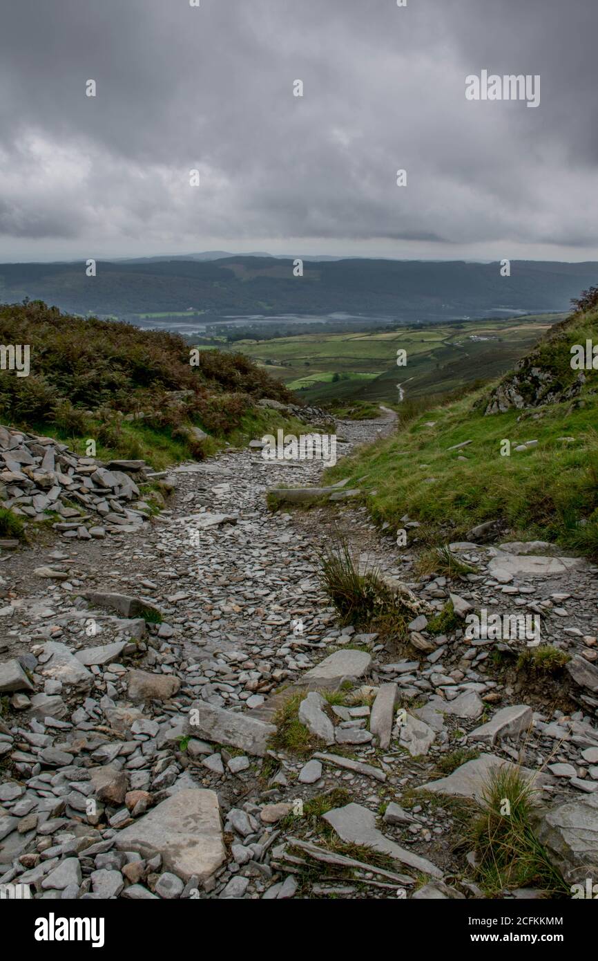 Sentier de randonnée vide en pierre dans les montagnes Banque D'Images