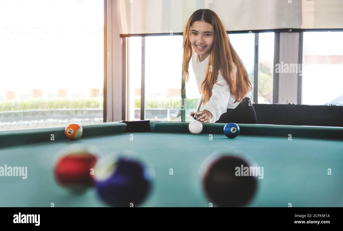 Pool game player young girl Banque de photographies et d'images à haute  résolution - Alamy