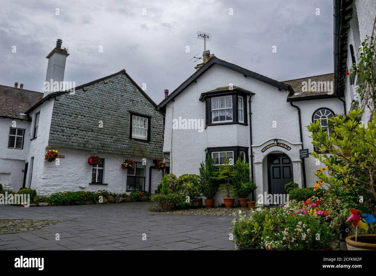 Petite place vide dans le village britannique traditionnel Banque D'Images