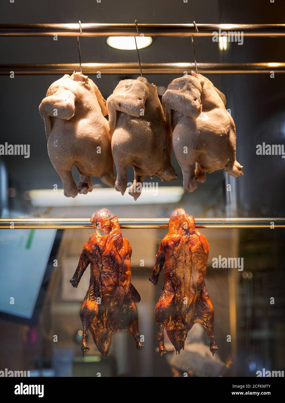 poulet cuit et canard accroché à la cuisine pour les clients asiatiques en festival Banque D'Images