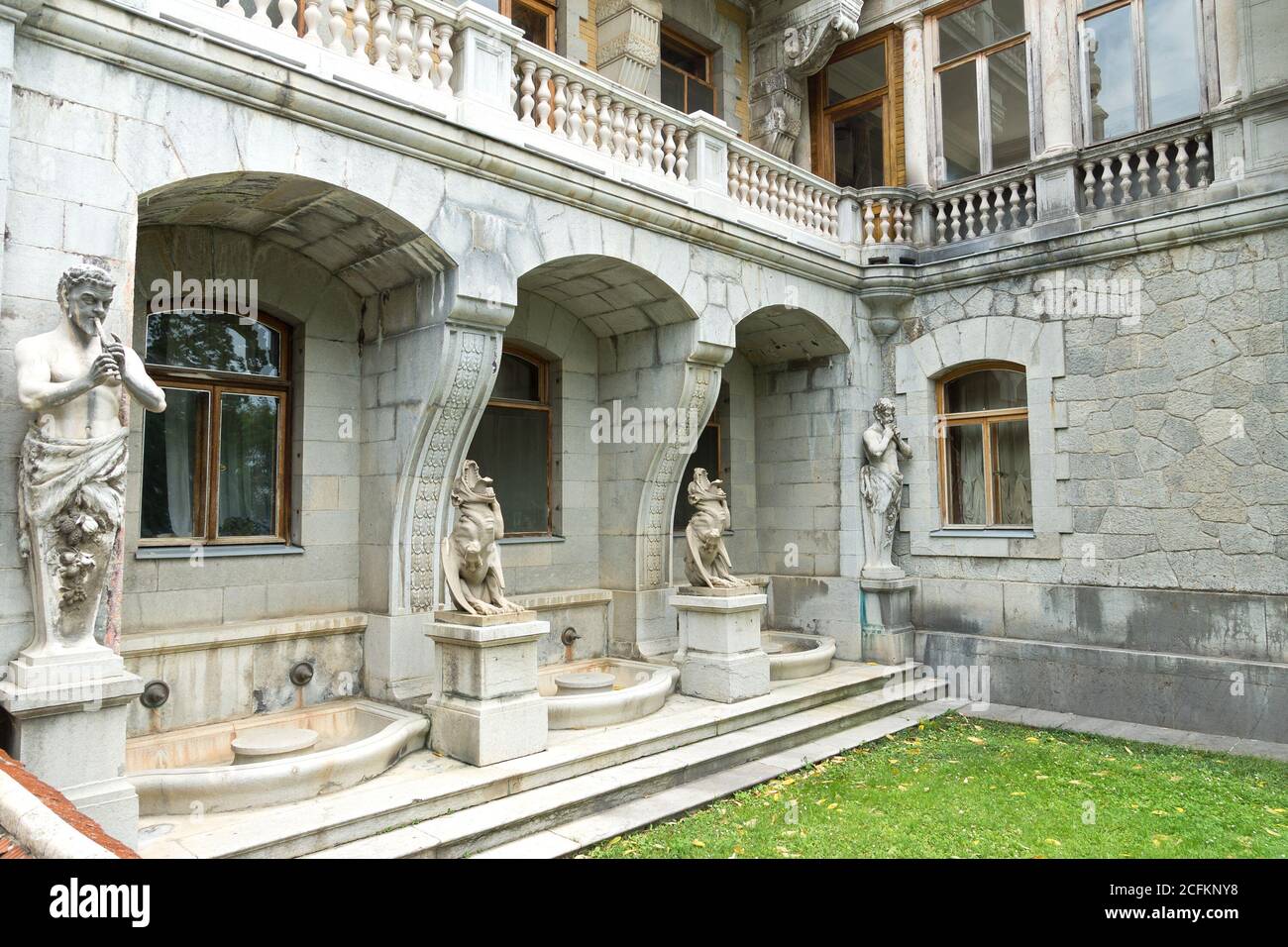 MASSANDRA, CRIMÉE, RUSSIE - JUIN 09.2015 : sculptures Palais Massandra. Branche Palais d'Alupka et Parc Musée-réserve. Banque D'Images