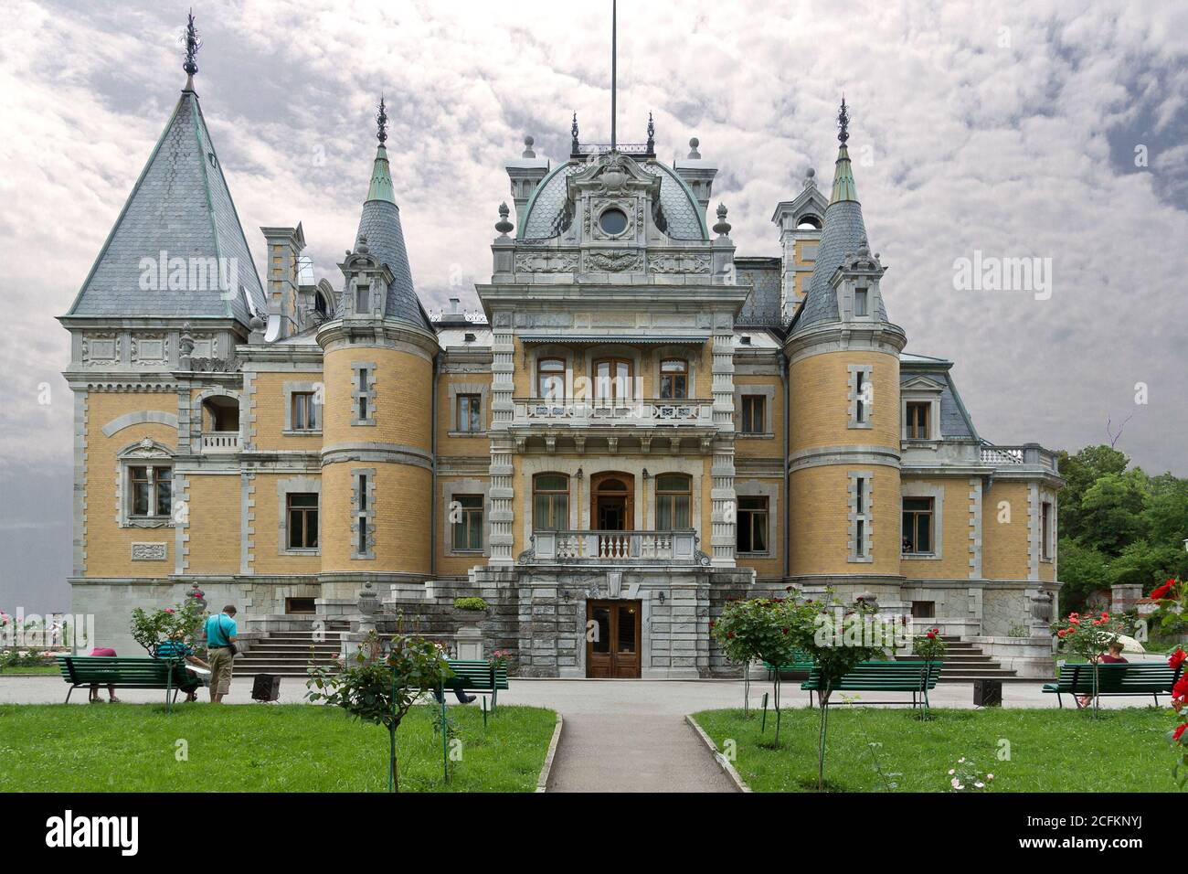 MASSANDRA, CRIMÉE, RUSSIE - JUIN 09.2015 : façade nord du palais Massandra. Branche Palais d'Alupka et Parc Musée-réserve. Banque D'Images