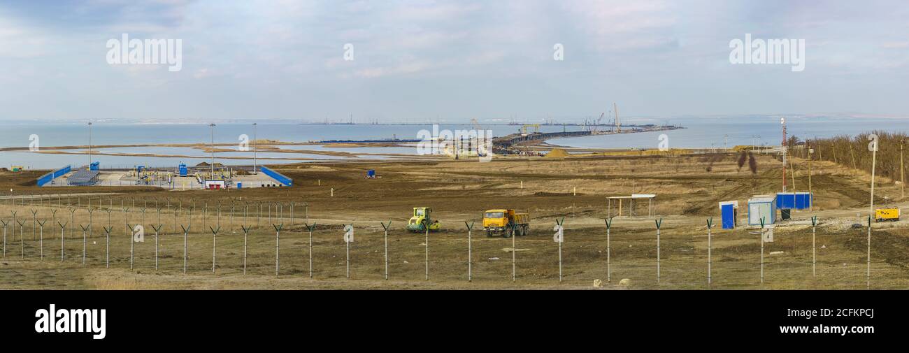 TUZLA, PÉNINSULE DE TAMAN, RUSSIE - JANVIER 04.2017 : Panorama de la construction d'un pont traversant le détroit de Kerch. Il est prévu de construire un pont avec r Banque D'Images