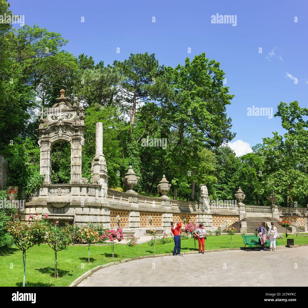 YALTA, CRIMÉE, RUSSIE - JUIN 07.2016 : touristes dans le Parc de Massandra Palais de l'empereur Alexandre III Jour d'été ensoleillé Banque D'Images