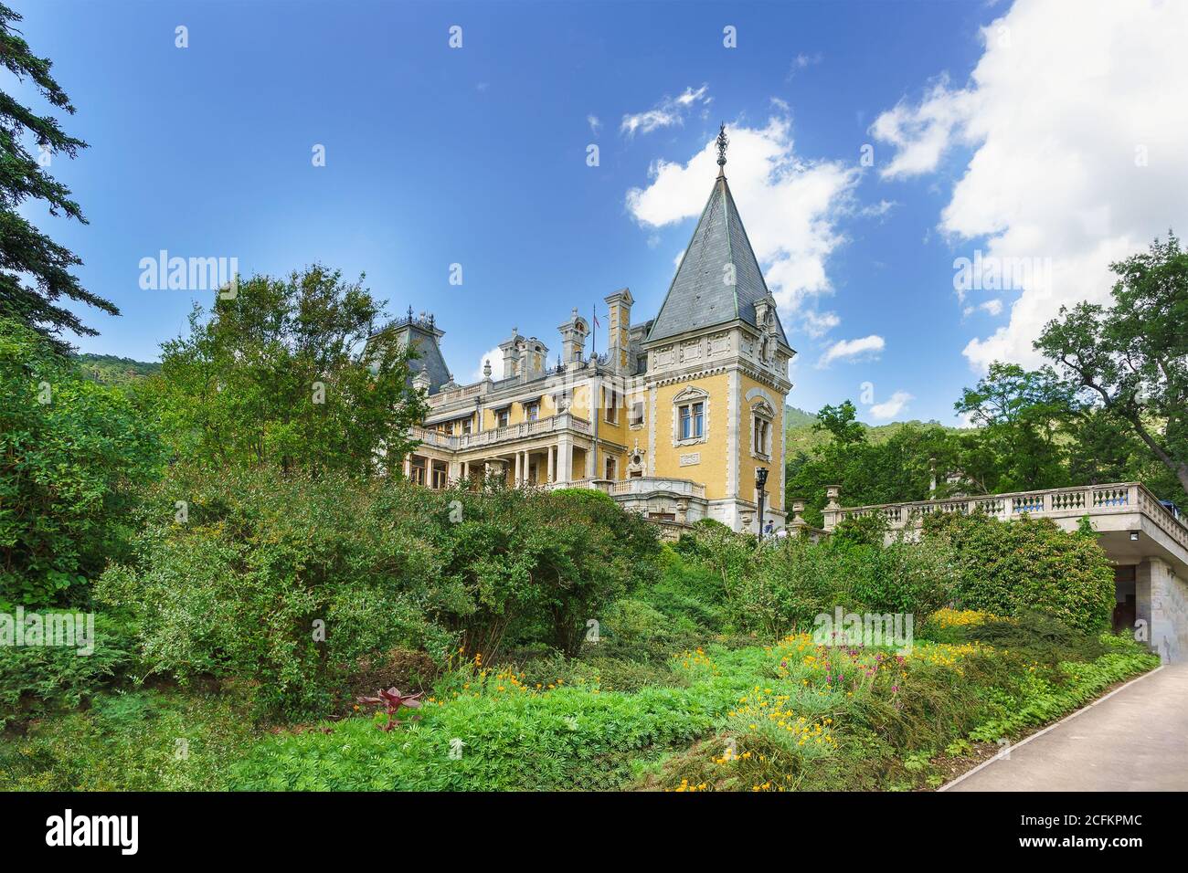 YALTA, CRIMÉE, RUSSIE - JUIN 07.2016: Parc près du palais Massandra de l'empereur Alexandre III Jour d'été ensoleillé Banque D'Images