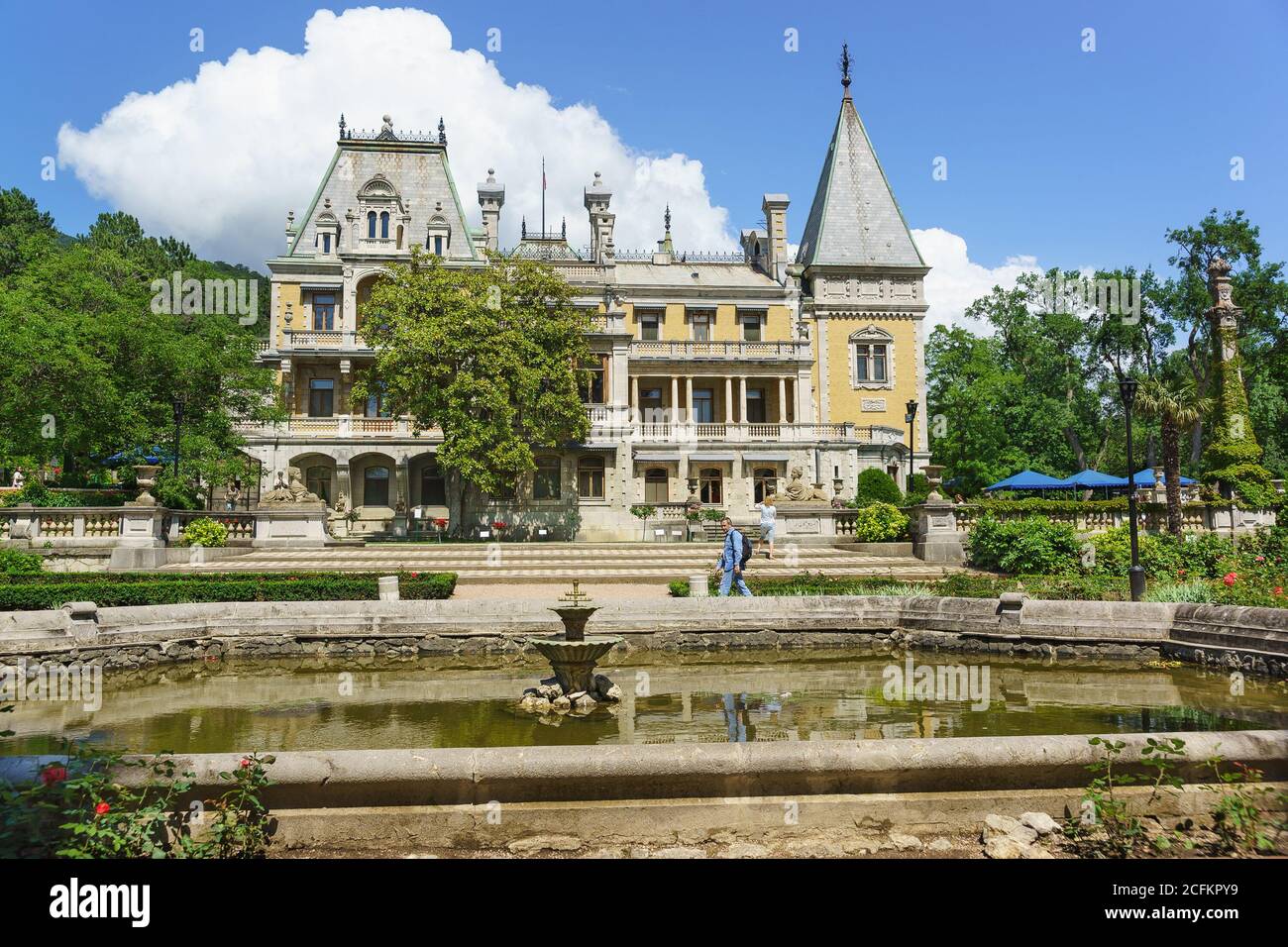 YALTA, CRIMÉE, RUSSIE - JUIN 07.2016 : Étang dans le Parc de Massandra Palais de l'empereur Alexandre III Jour d'été ensoleillé Banque D'Images