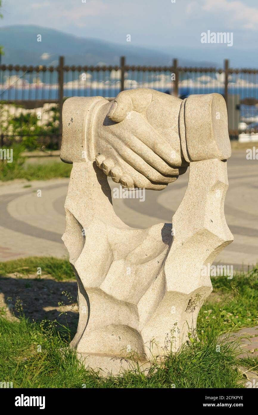 NOVOROSSIYSK, RUSSIE - MAI 08.2016 : sculpture « The Handshake » dans la ville de Novorossiysk, parc Frunze Banque D'Images