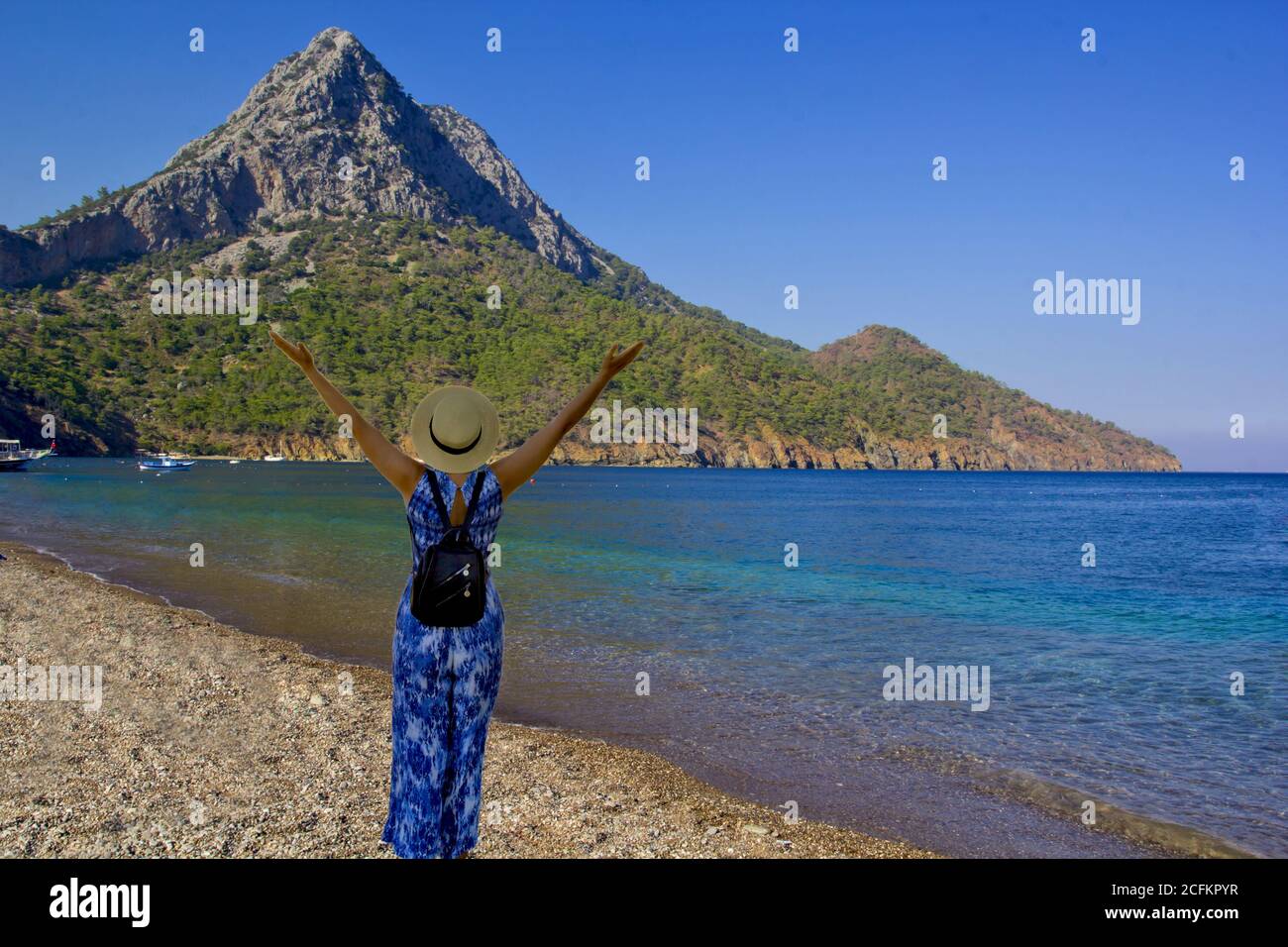 Jeune femme sur la plage de Vrolidia Beach, Grèce Banque D'Images