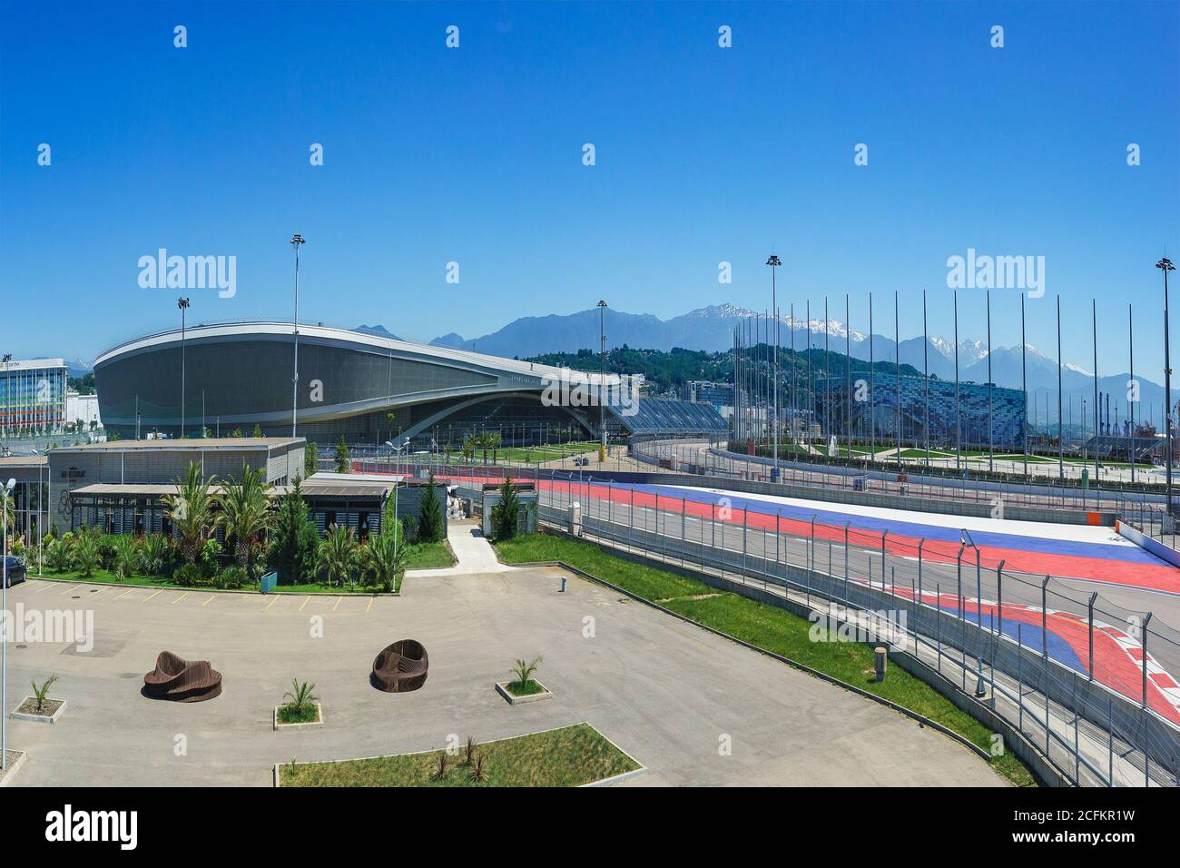 Sotchi, Russie - juin 05.2017: La construction de l'Académie de tennis 'Adler-Arena' Ice sports Palace 'iceberg', la formule 1 piste avec des gradins et oth Banque D'Images