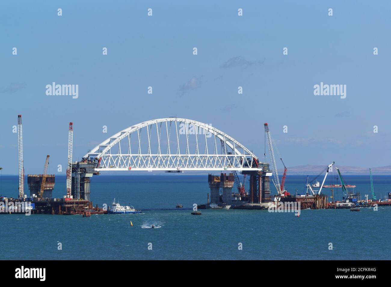 Russie, le détroit de Kerch - septembre 02.2017 : construction de ponts routiers et ferroviaires à travers le détroit de Kerch. La travée voûtée du pont ferroviaire Banque D'Images
