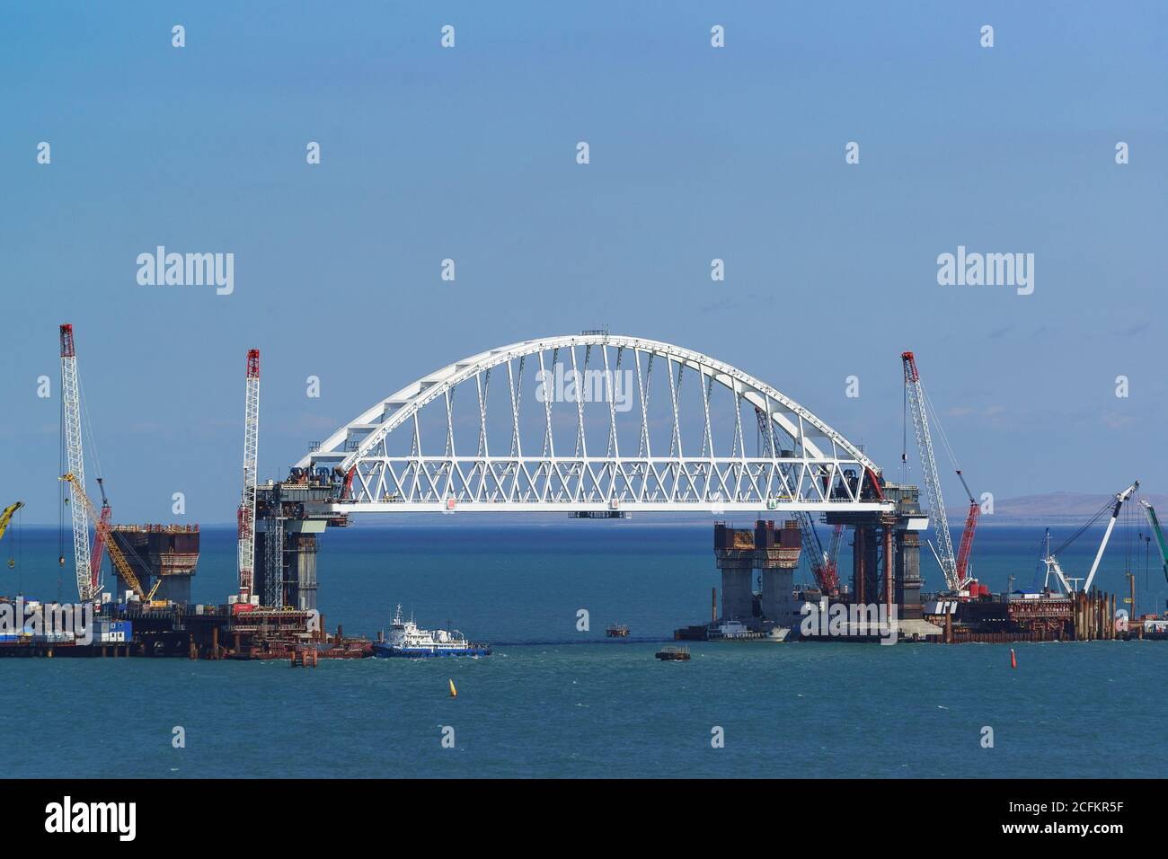 Russie, le détroit de Kerch - septembre 02.2017 : pont de chemin de fer à travée voûtée de 227 mètres en construction à travers le détroit de Kerch sur la partie navigable de Banque D'Images