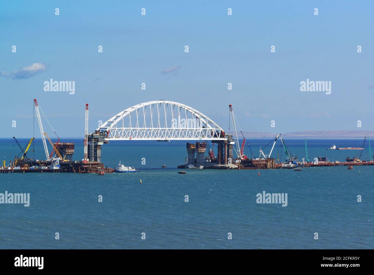 Russie, le détroit de Kerch - septembre 02.2017 : un énorme pont de chemin de fer à travée voûtée de 227 mètres est en construction à travers le détroit de Kerch, sur l'ap navigable Banque D'Images