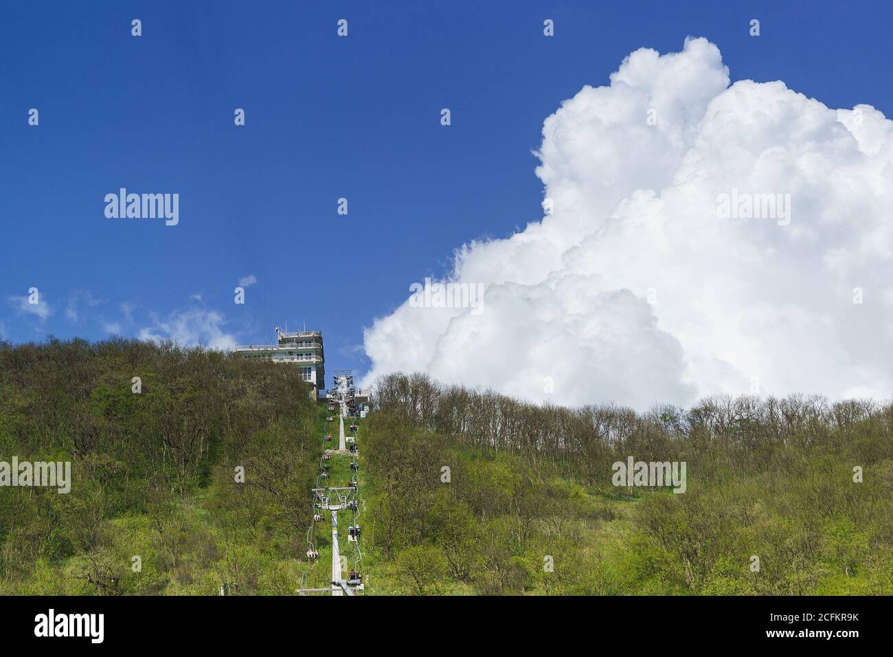 Gelendzhik, Russie - avril 30.2017 : les touristes grimpent sur le téléphérique au-dessus de la pente de la chaîne de montagnes Markotkh dans le Safari Park. Banque D'Images