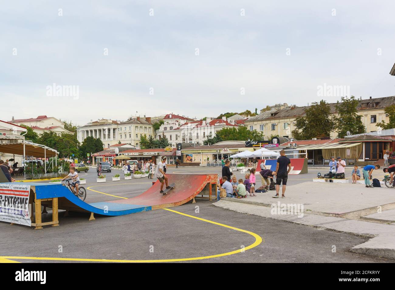 Russie, Crimée, Sébastopol - septembre 06.2017 : soirée d'été des adolescents, skate et vélo dans les rues de la ville. La zone du tercentenaire de TH Banque D'Images