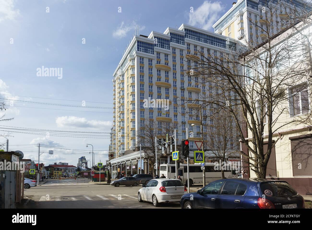 Russie, région de Krasnodar - avril 15.2018 : traverser les rues de Track et des communautés dans la ville de Krasnodar. Vieux bâtiments bas devant le nouveau Banque D'Images Russie, région de Krasnodar - avril 15.2018 : traverser les rues de Track et des communautés dans la ville de Krasnodar. Vieux bâtiments bas devant le nouveau Banque D'Images