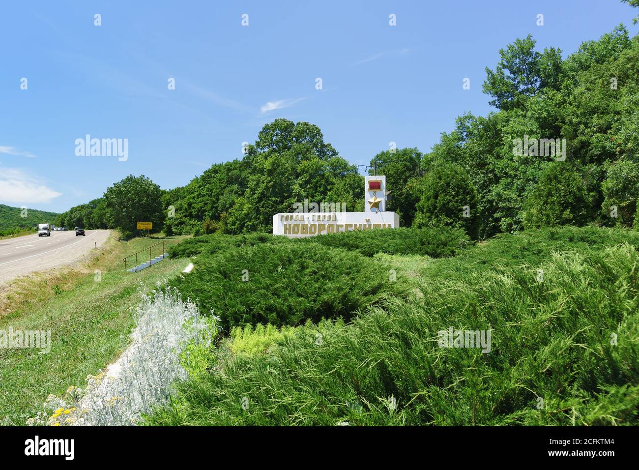 Russie, région de Krasnodar, autoroute fédérale A146 'Krasnodar - Verkhnebakansky' - 12 juin 2018: Stèle sur le bord de la route entouré de plantes vertes avec TH Banque D'Images