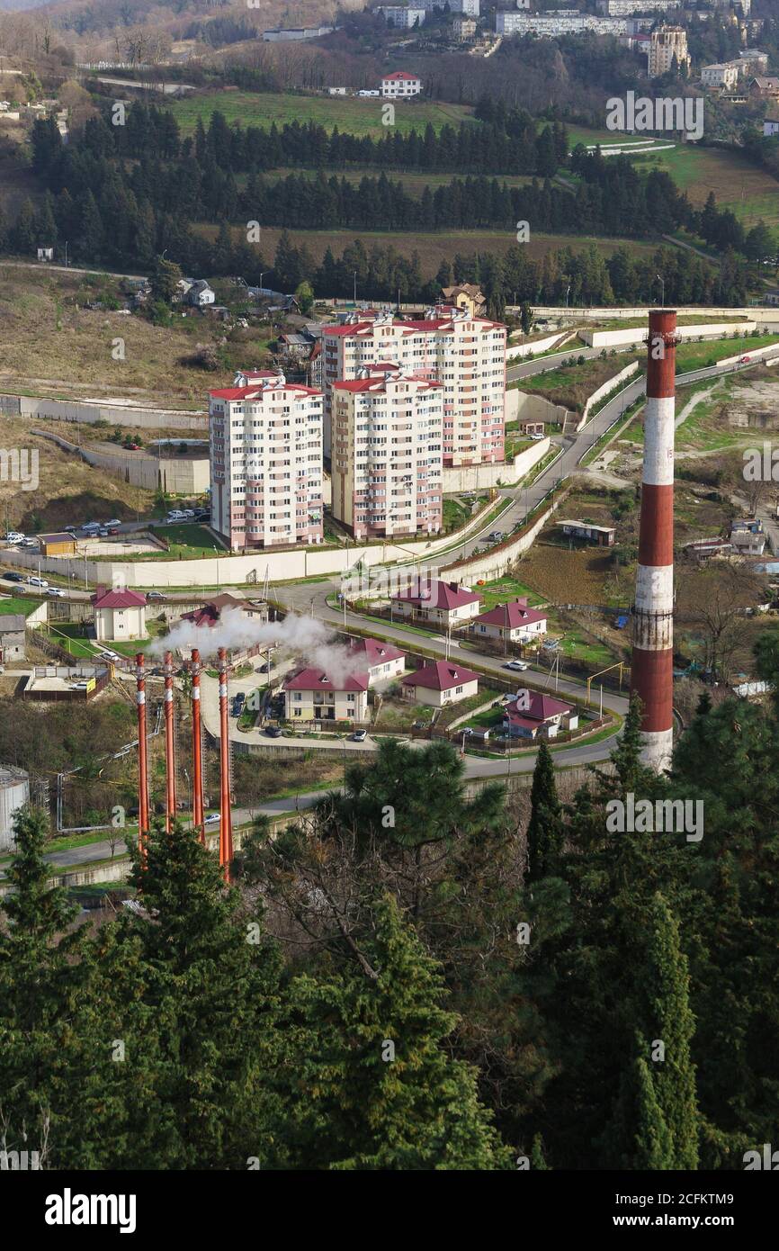 Russie, région de Krasnodar, Sotchi - Mars 09.2018: Vue de dessus du nouveau quartier Jan fabritsiusa: Maisons de faible hauteur et bâtiments de haute élévation à côté de la Banque D'Images