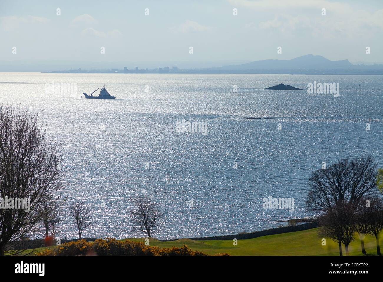 Un bateau dans le Firth of Forth près d'Aberdour, Fife, Écosse. Banque D'Images