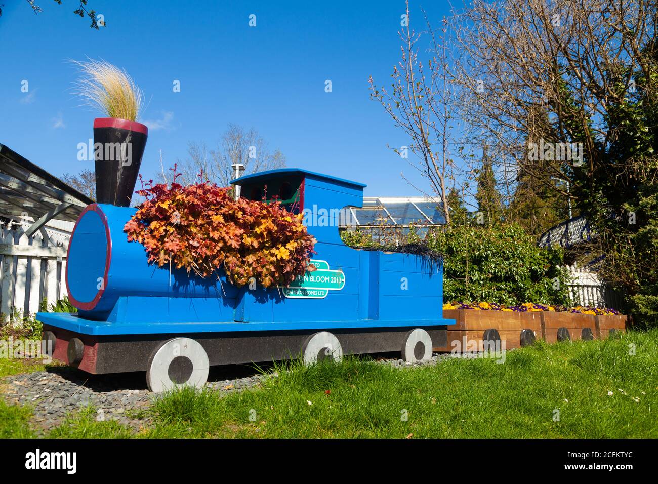 Une jardinière en forme de train à l'extérieur de la gare d'Aberdour, Fife, Écosse. Banque D'Images
