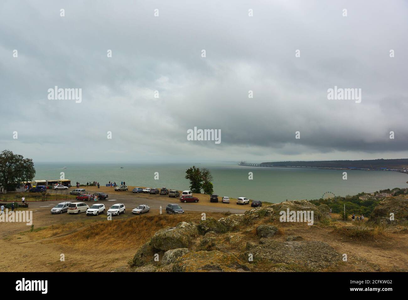 Kerch, Crimée, Russie-07 septembre 2018 : vue de la montagne du mithridat à la baie de Kerch, libre de glace, par un jour pluvieux d'automne Banque D'Images