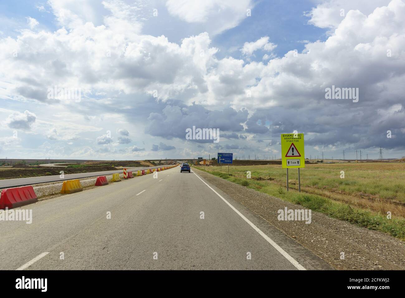 Autoroute Tavrida, Crimée, Russie-septembre 07, 2018: Avertissement de route avec l'inscription en russe attention! Site d'urgence. Pointeur vers les inters Banque D'Images