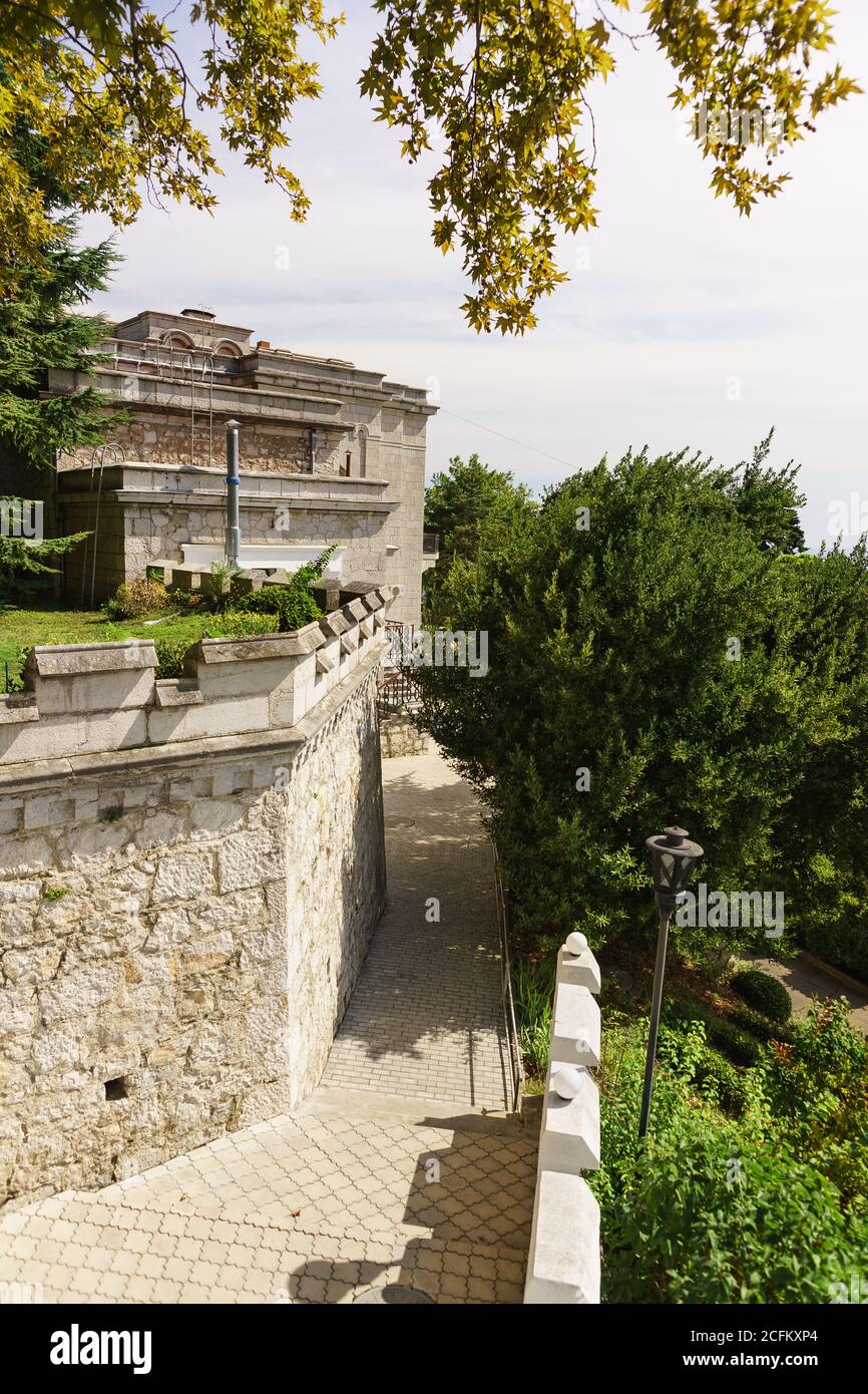 Koreiz, Yalta, Crimée, Russie - 13 septembre 2018 : descendre les escaliers vers les étages inférieurs du Palais Yusupov lors d'une journée ensoleillée d'été Banque D'Images
