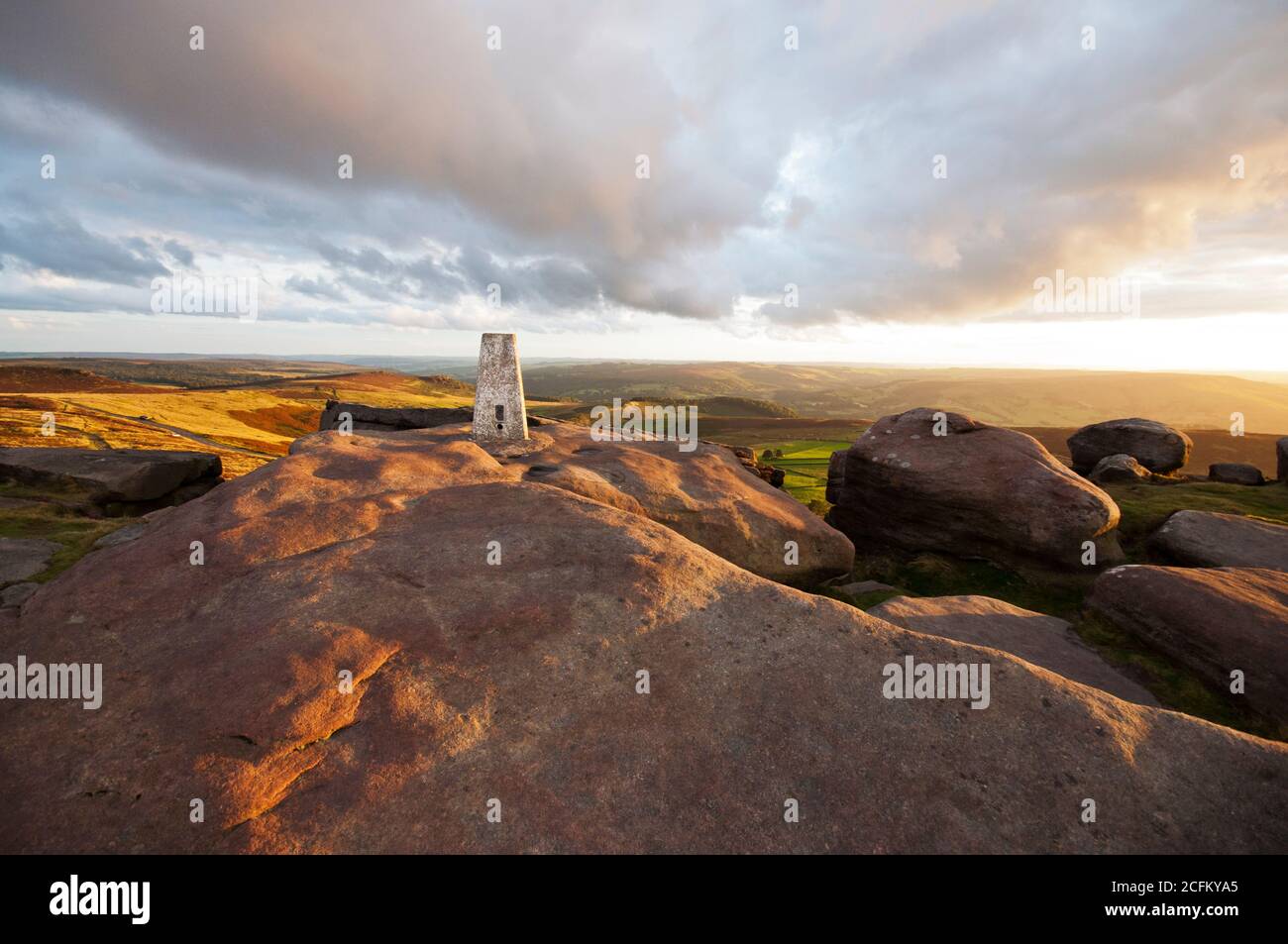 Coucher de soleil sur Stanage Edge, à la frontière du Derbyshire et du South Yorkshire, près de Sheffield. Peak District National Park, Angleterre, Royaume-Uni Banque D'Images