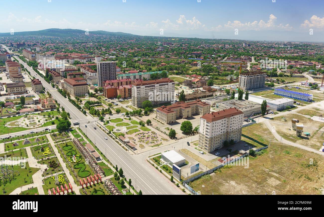 Grozny, République tchétchène, Russie - 02 juin 2019 : vue depuis le pont d'observation de la tour de la ville de Grozny vers l'avenue Akhmat Kadyrov. S Banque D'Images