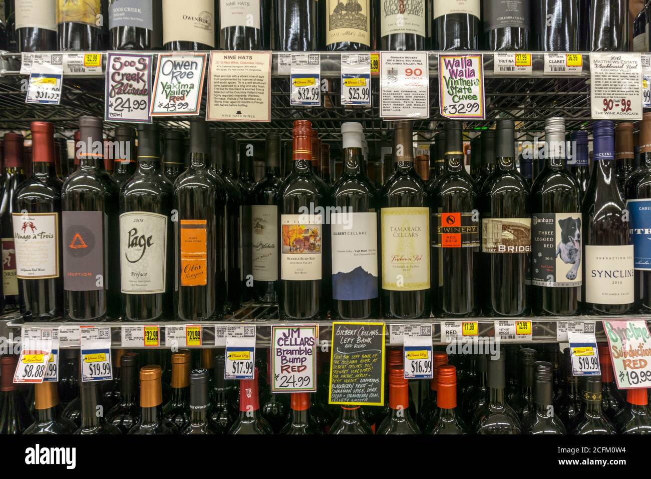 Des bouteilles de vin rouge de la Columbia Valley à Washington aux États-Unis sont en vente dans un supermarché américain. Banque D'Images