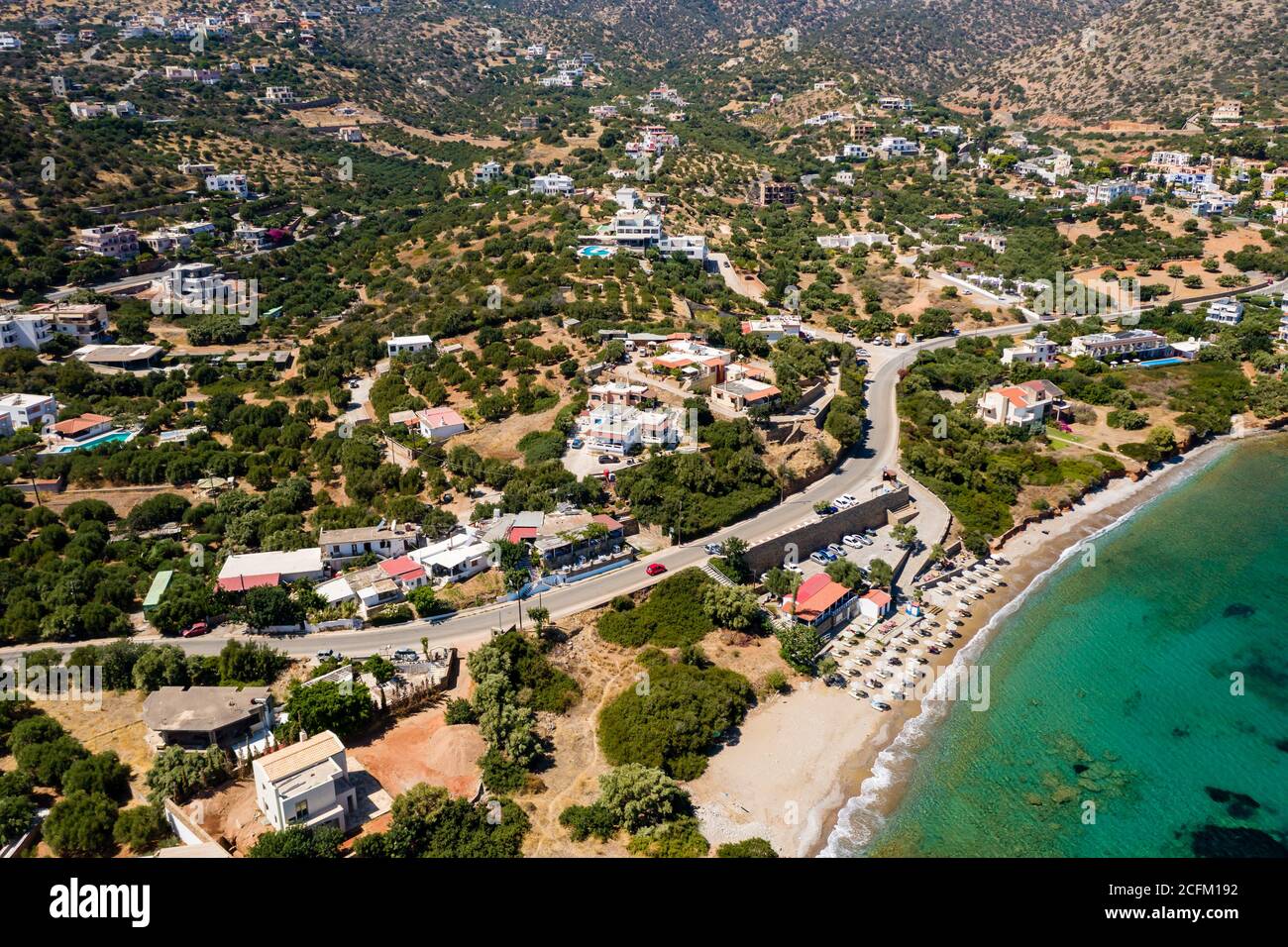 Vue aérienne par drone d'une plage entourée d'un océan profond et clair (plage de Haviana, Crète, Grèce) Banque D'Images