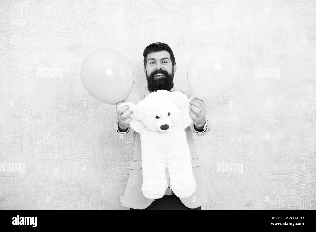Journée pour femme. Mariage de groom. Sexe révéler la partie. Modèle traditionnel de don de cadeaux. Saint Valentin. Homme romantique avec ours en peluche et ballons d'air attendant petite amie. Cadeau romantique. Date romantique. Banque D'Images