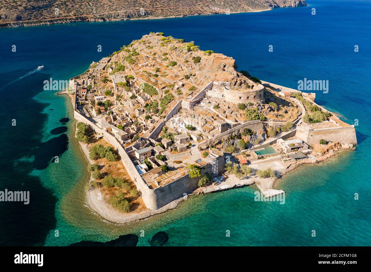 Vue aérienne par drone d'une ancienne forteresse vénitienne et ancienne  colonie de Leper (Spinalonga, Crète, Grèce Photo Stock - Alamy