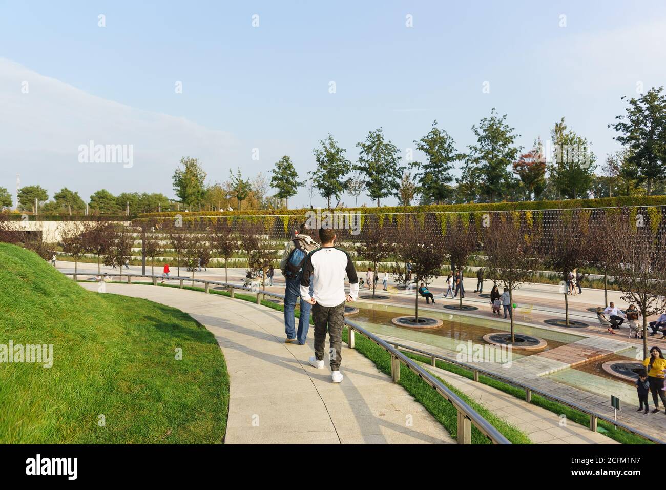 Krasnodar, Russie-19 octobre 2019 : les gens marchent le long d'un chemin en spirale dans le parc du FC Krasnodar, un jour d'automne nuageux. Week-end en ville Banque D'Images