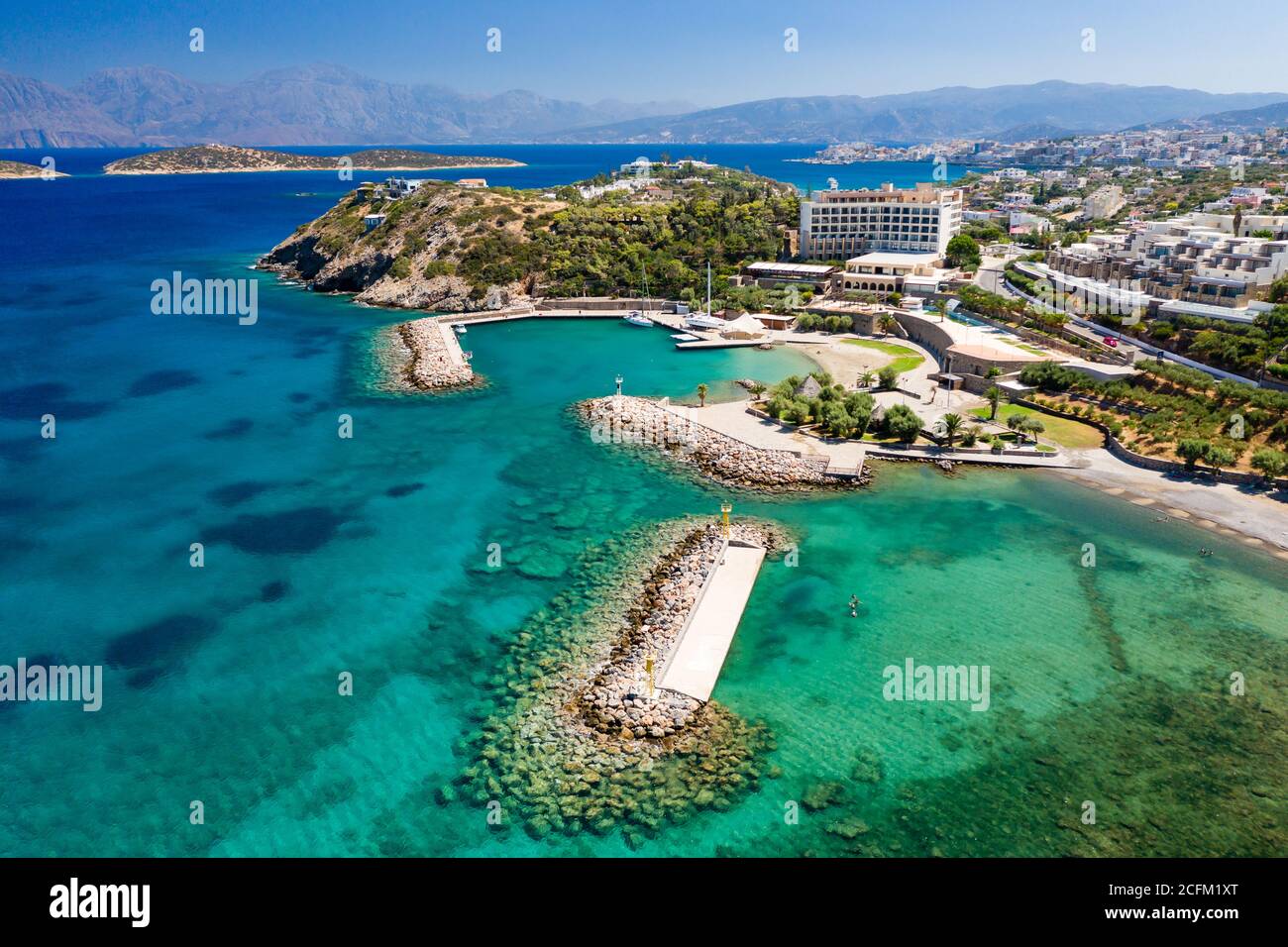 Vue aérienne des eaux cristallines de la mer de Crète et du golfe de Mirabello (Agios Nikolaos, Crète, Grèce) Banque D'Images