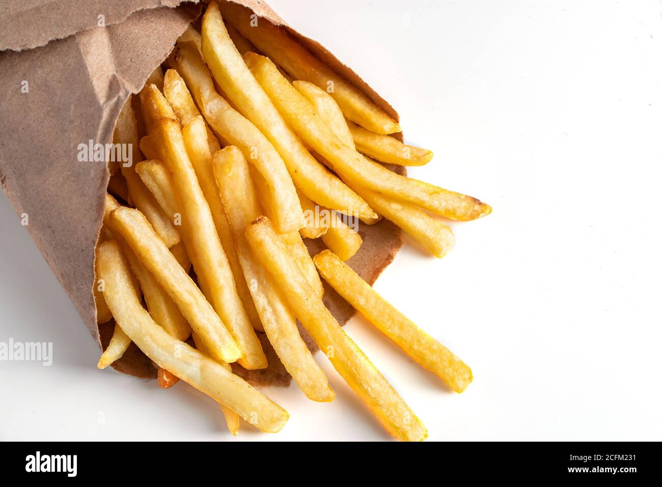 Frites chaudes sur fond blanc. Nourriture américaine malsaine Banque D'Images