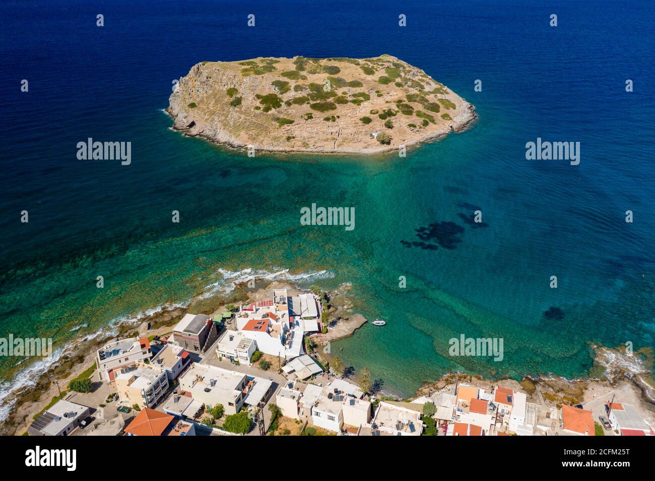 Vue aérienne du village pittoresque de Mochlos et des ruines minoaires anciennes sur une île (Mochlos, Crète, Grèce) Banque D'Images