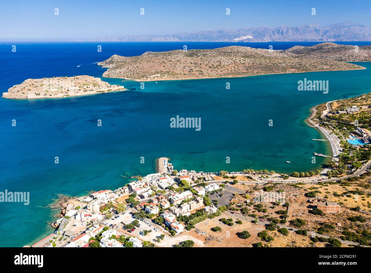 Vue aérienne de la forteresse médiévale de l'île de Spinalonga et de la ville de Plaka avec des mers cristallines (Crète, Grèce) Banque D'Images