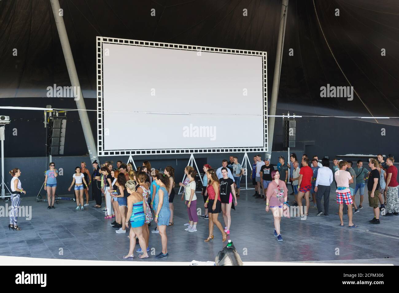 Popovka, district de Saki, Crimée - 10 septembre 2019 : un groupe de vacanciers à une leçon de danse sur la piste de danse de la plage Z. ville sur la mer Noire Banque D'Images