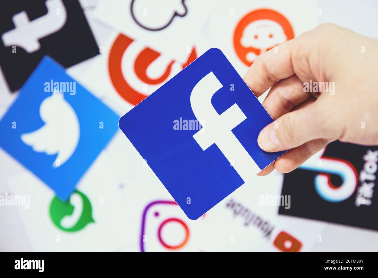 WROCLAW, POLOGNE - 29 août 2020 : la main tient le logo Facebook au-dessus d'autres symboles des médias sociaux. Facebook est un service américain de médias sociaux en ligne Banque D'Images