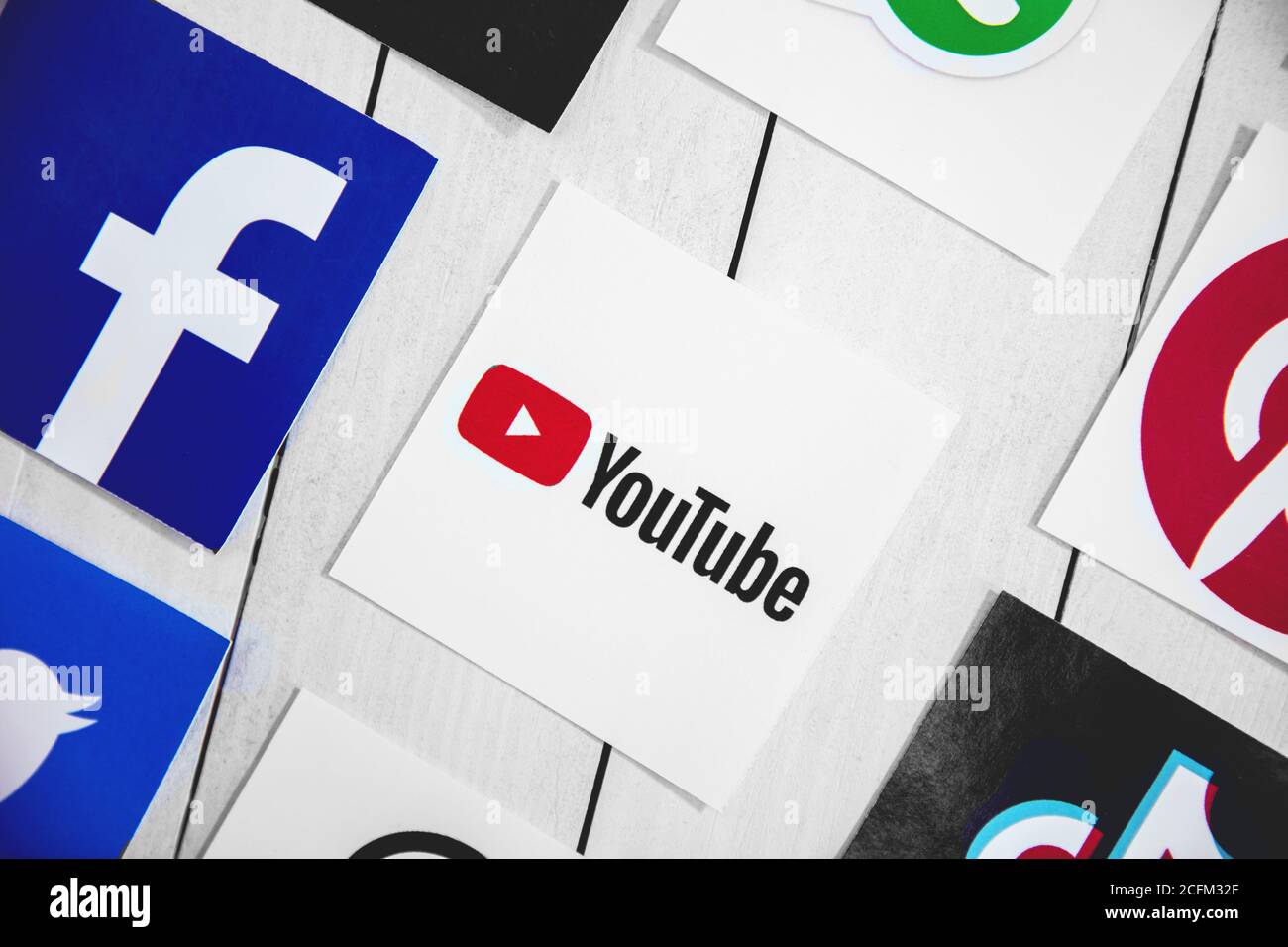 WROCLAW, POLOGNE - 29 août 2020 : symboles des médias sociaux avec logo Youtube au milieu sur parquet. YouTube est un américain de partage de vidéo en ligne Banque D'Images