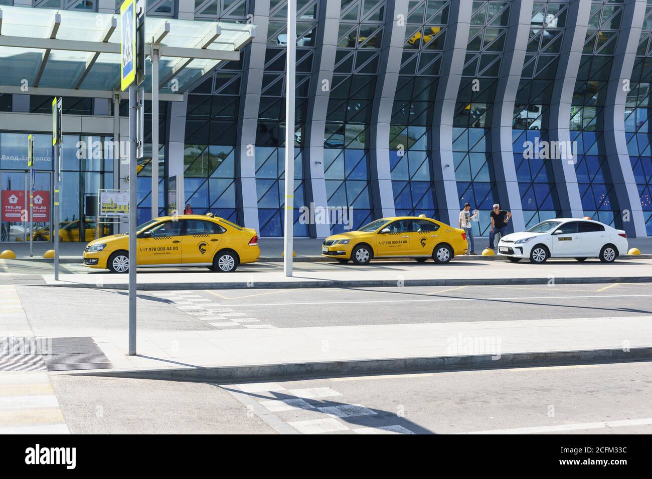 Simferopol, Crimée, Russie-13 septembre 2019 : taxis jaunes garés près de l'aéroport de Simferopol Banque D'Images