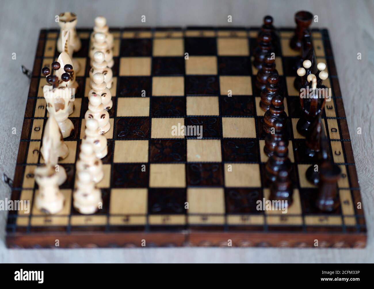 Jeu d'échecs et planche d'échecs en bois. Banque D'Images